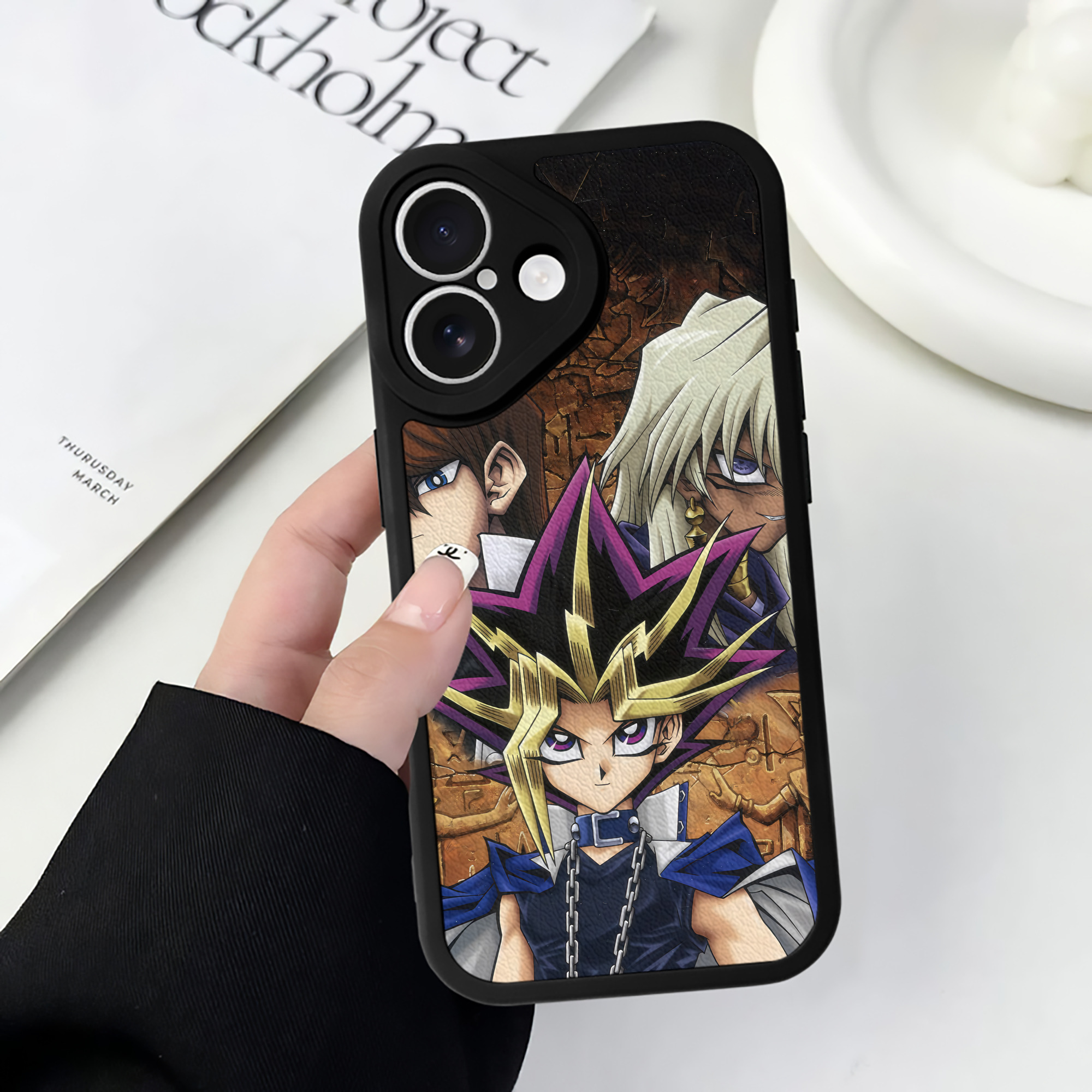 （画像用） 遊☆戯☆王 Yu-Gi-Oh! 【iPhone 16シリーズ対応】シリコンスマホケース（レザー調） 材質：シリコン